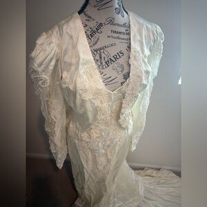 Elegant Cream Lace Wedding Dress